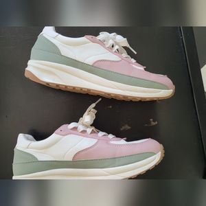 CUSHIONAIRE Women's Score Sneaker Comfort Foam